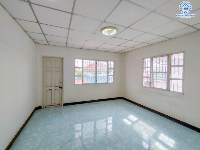 *****ทาวน์เฮ้าส์มือสองย่านนนทบุรี ม.พระปิ่น2 ติด ถ.บรมราชชนนี เนื้อที่กว้างถึง 25.5 ตร.ว. ฟังก์ชัน 2 ห้องนอน 2 ห้องน้ำ 1 ที่จอดรถ บ้านพร้อมอยู่ ข้างบ้านมีพื้นที่ บนทำเลดี เดินทางสะดวก เชื่อมต่อถ.พุทธมณฑลสาย2, ถ.กาญจนาภิเษก ใกล้ม.มหิดล และทางด่วน "ศรีรัช" จองด่วน!